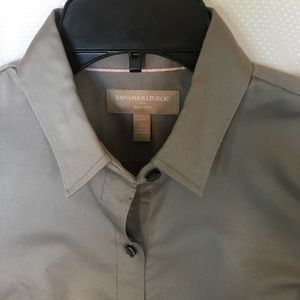 Women’s Banana Republic no iron shirt.